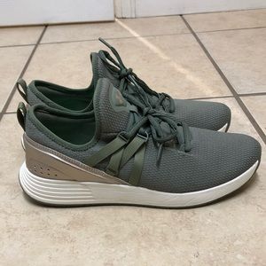 Under Armour Sneakers- practically brand new !